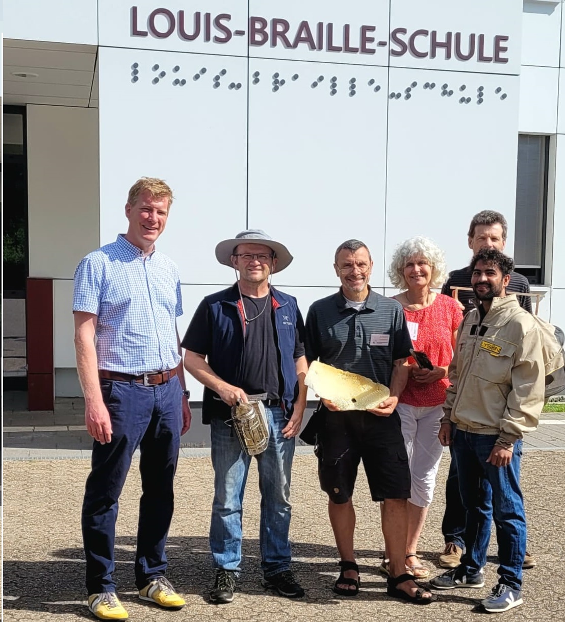 Gruppenfoto%20vor%20dem%20Schulgeb%C3%A4ude Gruppenfoto%20vor%20dem%20Schulgeb%C3%A4ude